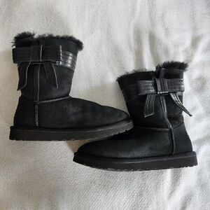 UGG JOSETTE SHORT BOOT SUEDE & SHEEPSKIN -  US 7 BLACK